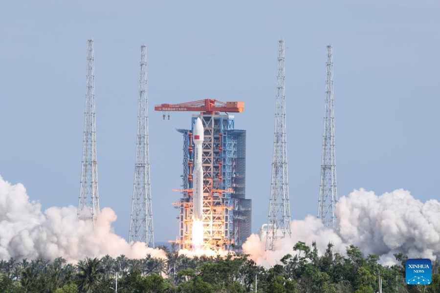 Un razzo vettore Long March-8A con a bordo un gruppo di satelliti per l'orbita terrestre bassa decolla dal sito di lancio commerciale di Hainan, nella Cina meridionale. (30 luglio 2025 - Xinhua/Zhang Liyun)